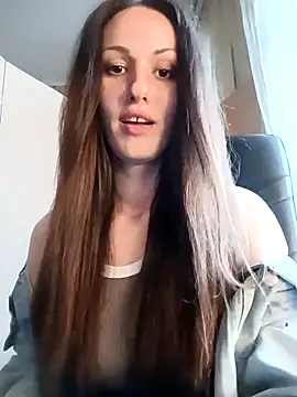 Snapshot of LunaCrystall chatting on April 13, 2026, 4:01 pm LunaCrystall online show from April 13, 2026, 4:01 pm