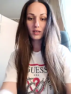 Snapshot of LunaCrystall chatting on April 15, 2026, 3:41 pm LunaCrystall online show from April 15, 2026, 3:41 pm