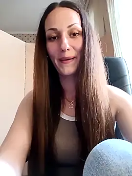 Snapshot of LunaCrystall chatting on April 26, 2026, 4:04 pm LunaCrystall online show from April 26, 2026, 4:04 pm