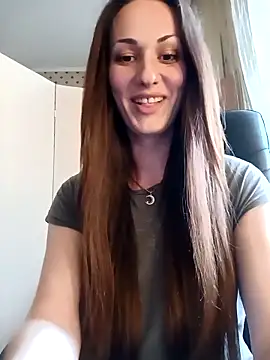 Snapshot of LunaCrystall chatting on May 4, 2026, 4:03 pm LunaCrystall online show from May 4, 2026, 4:03 pm
