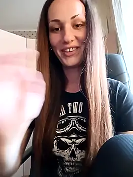 Snapshot of LunaCrystall chatting on May 5, 2026, 4:04 pm LunaCrystall online show from May 5, 2026, 4:04 pm