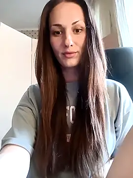 Snapshot of LunaCrystall chatting on May 6, 2026, 4:12 pm LunaCrystall online show from May 6, 2026, 4:12 pm