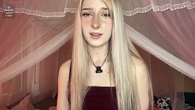 Snapshot of OnlyEva1 chatting on May 20, 2026, 9:26 am OnlyEva1 online show from May 20, 2026, 9:26 am
