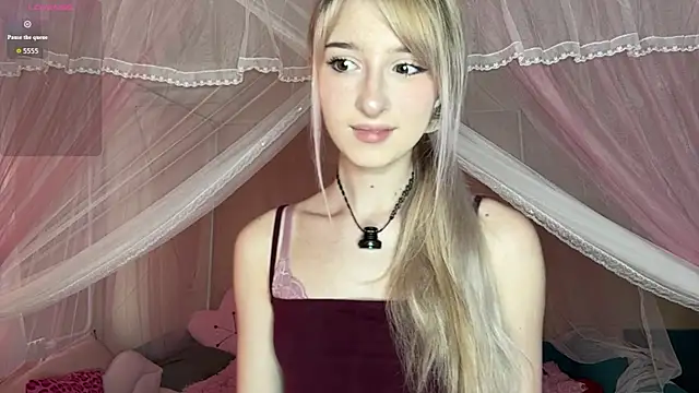 Snapshot of OnlyEva1 chatting on June 5, 2026, 9:04 am OnlyEva1 online show from June 5, 2026, 9:04 am