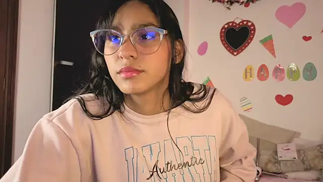 PaulaCutexs online show from April 7, 2026, 4:13 am