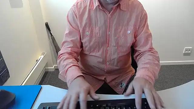 Snapshot of Buggemann chatting on July 7, 2026, 3:09 am Buggemann online show from July 7, 2026, 3:09 am