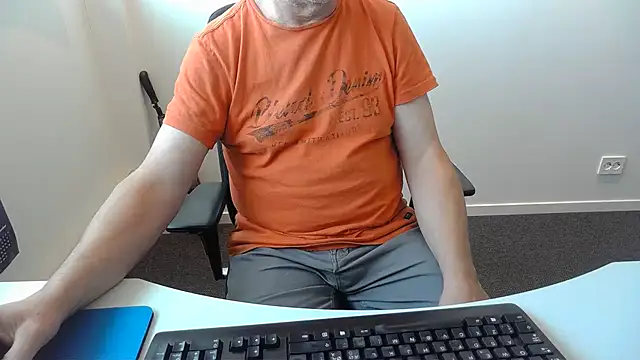 Snapshot of Buggemann chatting on August 3, 2026, 5:17 am Buggemann online show from August 3, 2026, 5:17 am