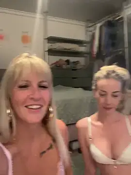 Snapshot of AtomBlondy chatting on June 10, 2026, 7:24 pm AtomBlondy online show from June 10, 2026, 7:24 pm