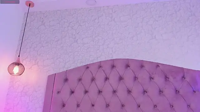 saraa joness  online show from April 27, 2026, 6:17 pm