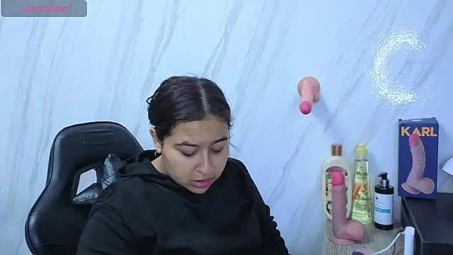 Lunafemme tf online show from April 24, 2026, 3:20 am