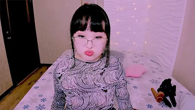 Akiko Yun online show from February 4, 2026, 11:38 am