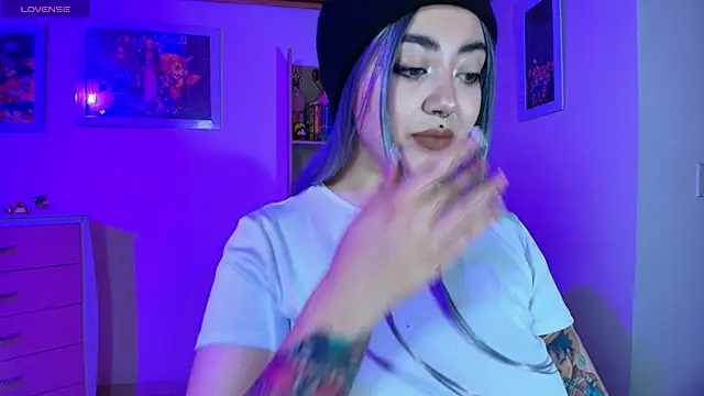 Nanachi uwu online show from April 18, 2026, 4:38 am