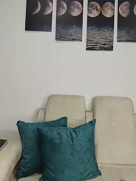 isabellaHill2 online show from April 12, 2026, 4:17 am