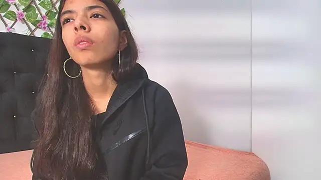 Sweet Scarlett  online show from April 15, 2026, 2:02 pm