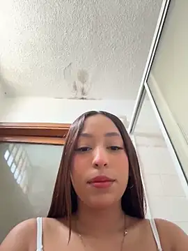 Snapshot of MiaCamille_ chatting on May 16, 2026, 6:39 pm MiaCamille online show from May 16, 2026, 6:39 pm