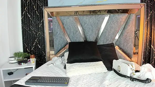 Hanna jonnes  online show from March 12, 2026, 9:43 pm