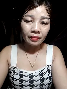 Yiyi102300 online show from April 8, 2026, 1:33 pm