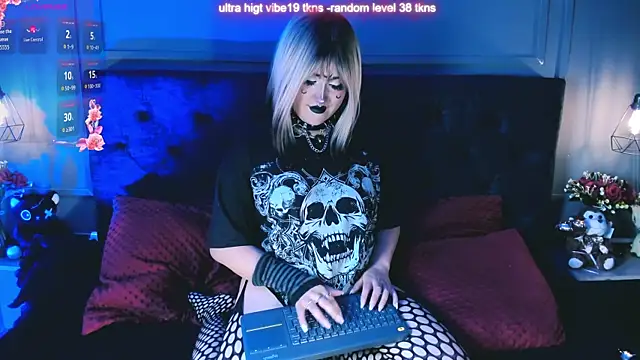 Snapshot of _Elissabat_ chatting on May 19, 2026, 8:37 pm Elissabat online show from May 19, 2026, 8:37 pm