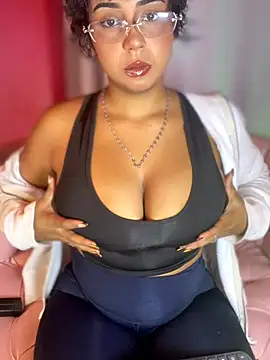 Snapshot of SamaraDesire chatting on May 17, 2026, 7:54 pm SamaraDesire online show from May 17, 2026, 7:54 pm