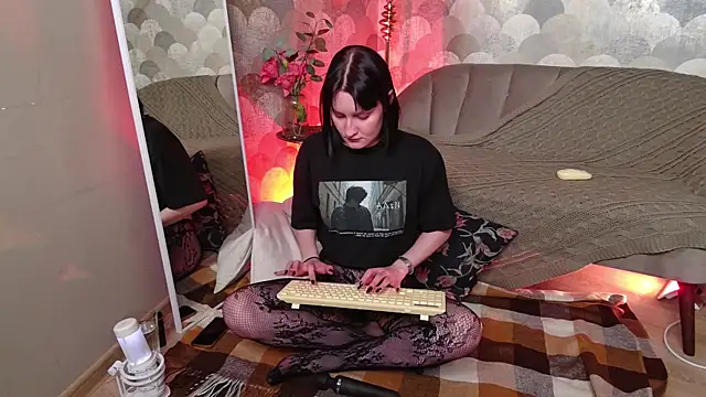 Velvet Lily online show from May 1, 2026, 8:57 pm