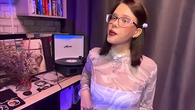 Snapshot of SarahHunnye chatting on March 17, 2026, 10:18 am SarahHunnye online show from March 17, 2026, 10:18 am