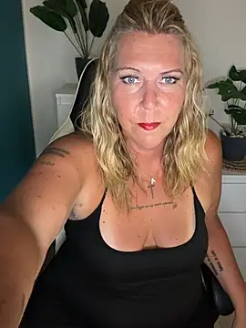 SuesseAurelie1 online show from May 30, 2026, 4:15 pm