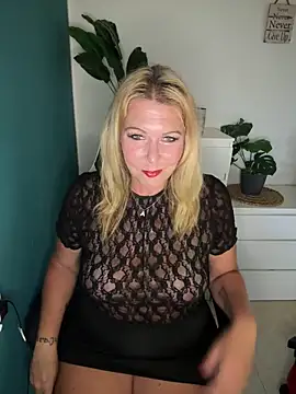 SuesseAurelie1 online show from June 4, 2026, 4:24 pm