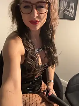 Snapshot of skarletthorne chatting on April 4, 2026, 11:02 pm skarletthorne online show from April 4, 2026, 11:02 pm