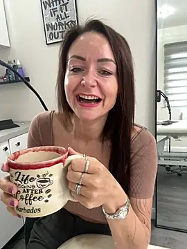 Snapshot of skarletthorne chatting on April 8, 2026, 6:24 am skarletthorne online show from April 8, 2026, 6:24 am
