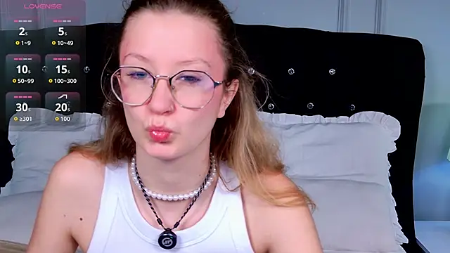 AmelieViolet online show from May 20, 2026, 3:34 am