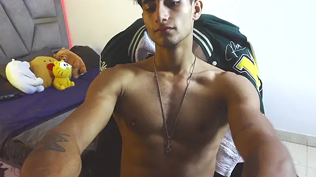 Snapshot of MaxiimoRomano_ chatting on May 22, 2026, 2:55 pm MaxiimoRomano online show from May 22, 2026, 2:55 pm