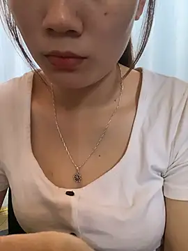 Snapshot of -Eidieea- chatting on April 19, 2026, 4:45 am -Eidieea- online show from April 19, 2026, 4:45 am