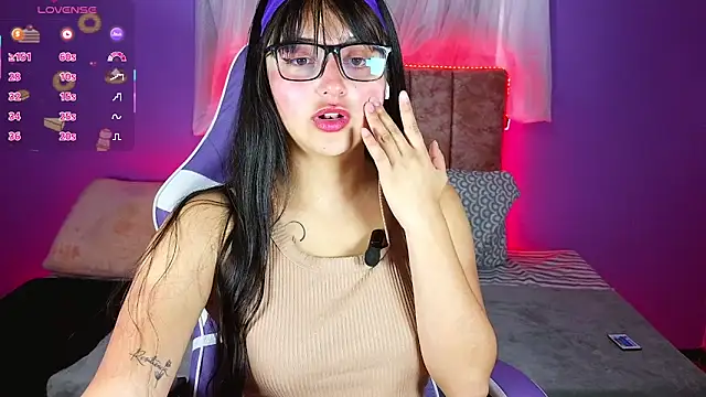 1 Scarllet  online show from April 7, 2026, 12:49 pm