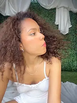 Snapshot of CurlyOopsieXXX chatting on June 19, 2026, 9:40 pm CurlyOopsieXXX online show from June 19, 2026, 9:40 pm