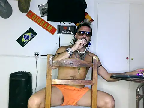 freddymdq100 online show from April 14, 2026, 11:33 pm