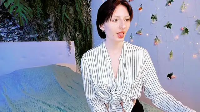 Kira  Cutie online show from June 24, 2026, 9:03 pm