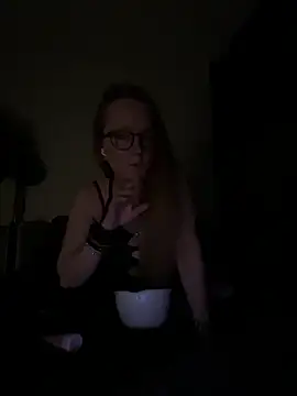 LizzieZ1975 online show from May 16, 2026, 11:57 pm
