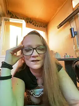 LizzieZ1975 online show from May 22, 2026, 6:46 pm