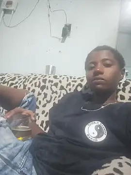 Snapshot of guiiiifhopo chatting on May 2, 2026, 11:43 pm guiiiifhopo online show from May 2, 2026, 11:43 pm