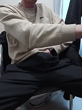 Snapshot of Skinboy06 chatting on May 5, 2026, 9:50 am Skinboy06 online show from May 5, 2026, 9:50 am