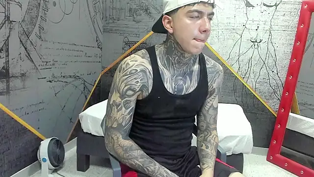 Snapshot of Gury_tattoo chatting on April 13, 2026, 5:18 pm Gury tattoo online show from April 13, 2026, 5:18 pm