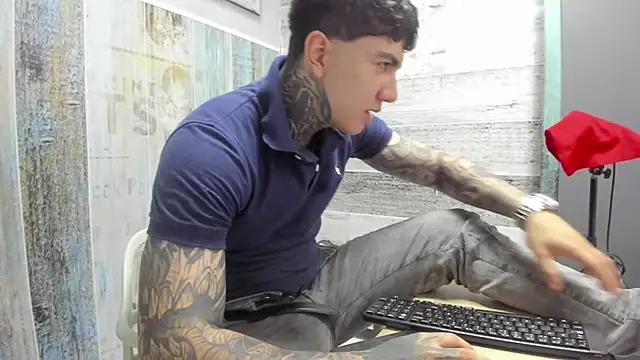 Snapshot of Gury_tattoo chatting on April 30, 2026, 6:25 pm Gury tattoo online show from April 30, 2026, 6:25 pm