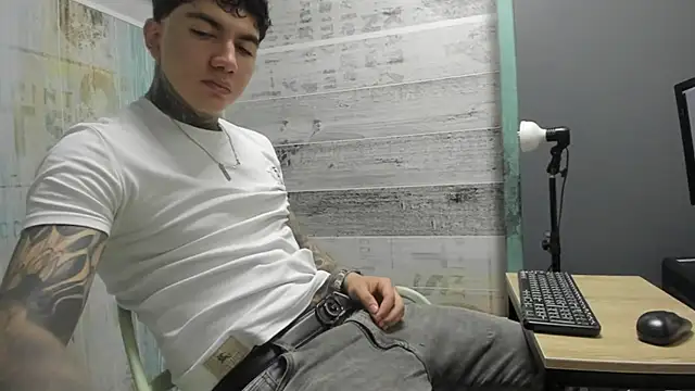 Snapshot of Gury_tattoo chatting on May 6, 2026, 7:41 pm Gury tattoo online show from May 6, 2026, 7:41 pm