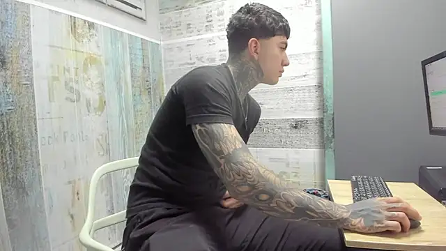 Snapshot of Gury_tattoo chatting on May 7, 2026, 9:42 pm Gury tattoo online show from May 7, 2026, 9:42 pm