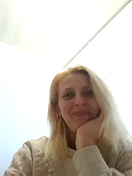 MiaLove183 online show from April 18, 2026, 11:25 am