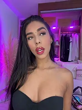 Snapshot of Rossie_Blooms chatting on May 5, 2026, 9:56 pm Rossie Blooms online show from May 5, 2026, 9:56 pm
