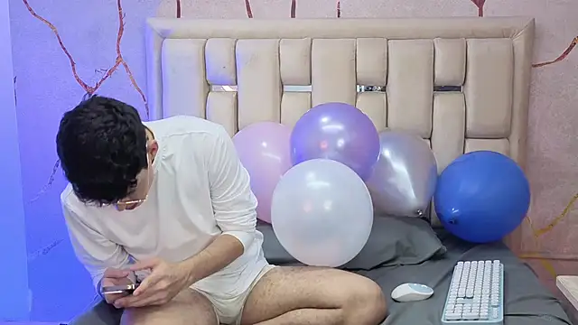 Snapshot of Tom_Parker_ chatting on March 27, 2026, 9:14 pm Tom Parker online show from March 27, 2026, 9:14 pm