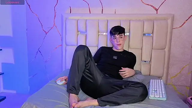 Snapshot of Tom_Parker_ chatting on April 28, 2026, 10:15 pm Tom Parker online show from April 28, 2026, 10:15 pm