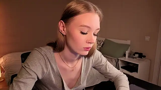 Snapshot of Sellina_moon chatting on April 30, 2026, 1:12 am Sellina moon online show from April 30, 2026, 1:12 am