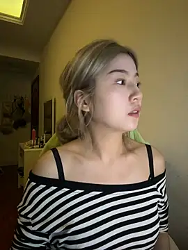 Olivia PINK0322 online show from May 15, 2026, 1:51 pm